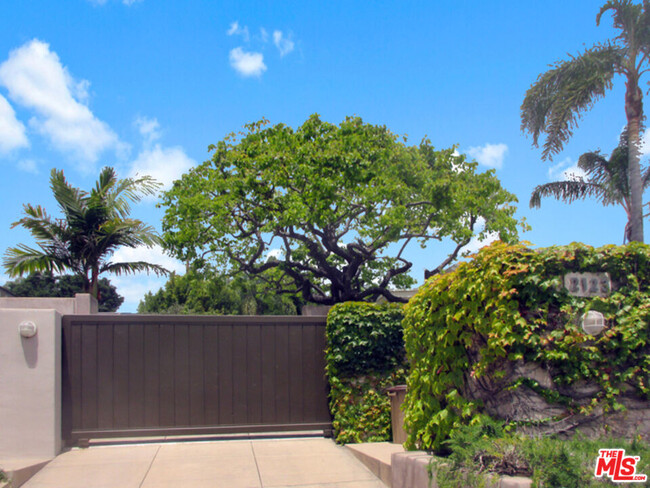 2123 Sycamore Canyon Rd in Montecito, CA - Foto de edificio - Building Photo