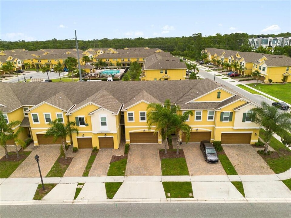 9819 Red Eagle Dr in Orlando, FL - Building Photo