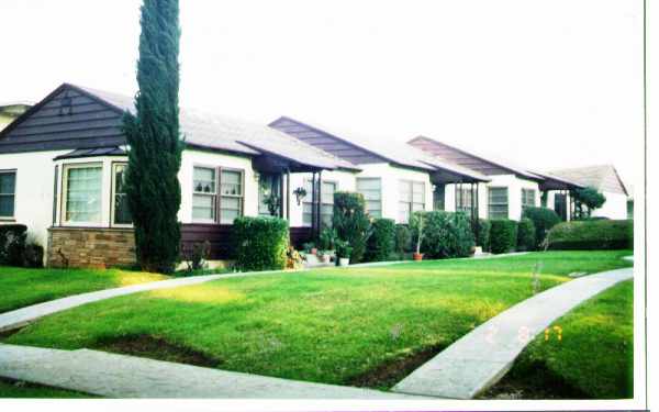 Broadway Cottages in Whittier, CA - Foto de edificio