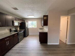 2710 W 60th Pl-Unit -205 in Hialeah, FL - Building Photo - Building Photo