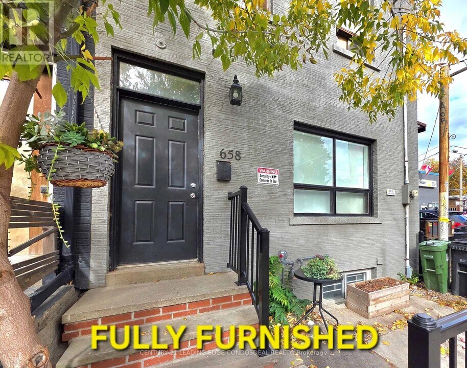 658 Dundas St W in Toronto, ON - Building Photo