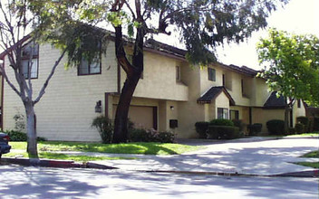 326-330 E Wilshire Ave in Fullerton, CA - Building Photo - Building Photo