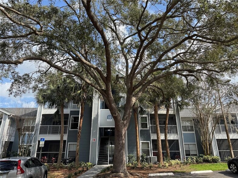 2533 Grassy Point Dr, Unit 203 in Lake Mary, FL - Foto de edificio