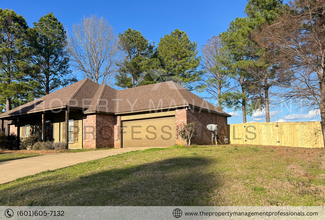 116 Cedar Green Dr in Canton, MS - Foto de edificio - Building Photo