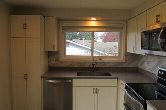 1716 Sunset Dr in Burlington, WA - Building Photo - Building Photo