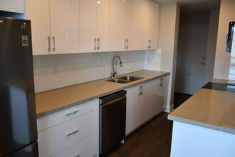 Marine Square East in Oakville, ON - Building Photo - Building Photo