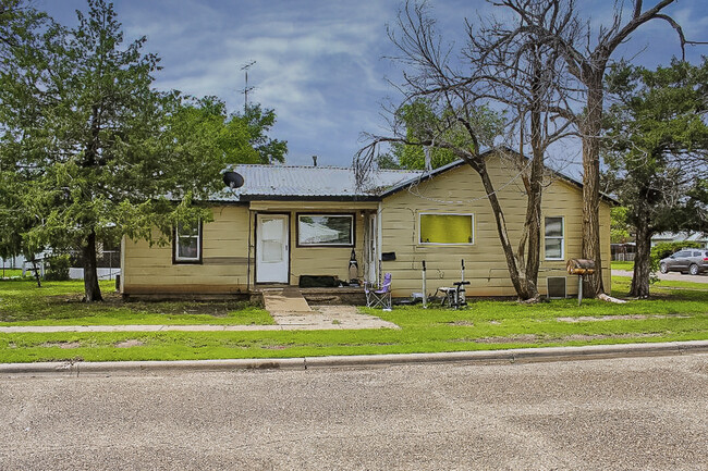 323 NW 4th St in Tulia, TX - Building Photo - Building Photo