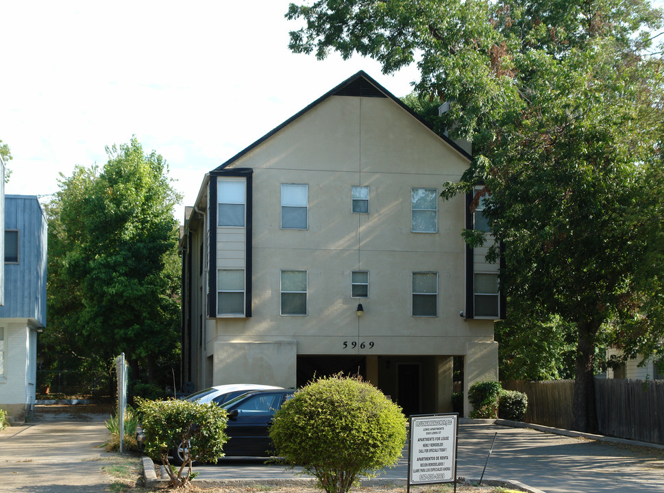 Lewis Apartment in Dallas, TX - Building Photo