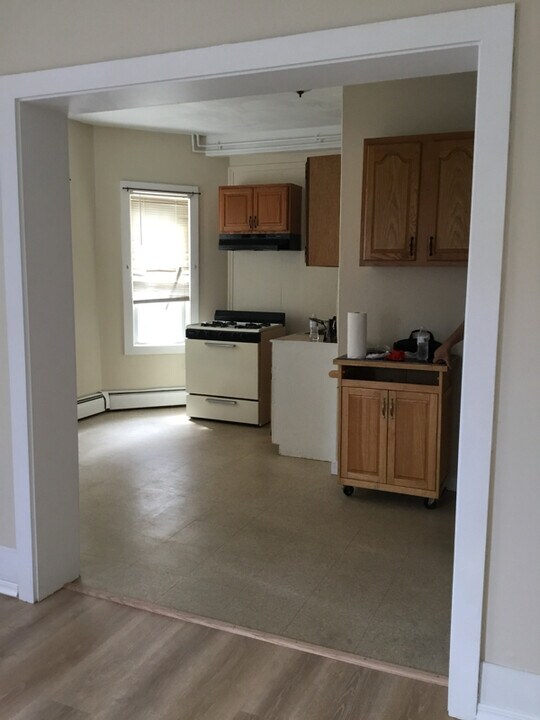 863 Plymouth Ave in Fall River, MA - Building Photo