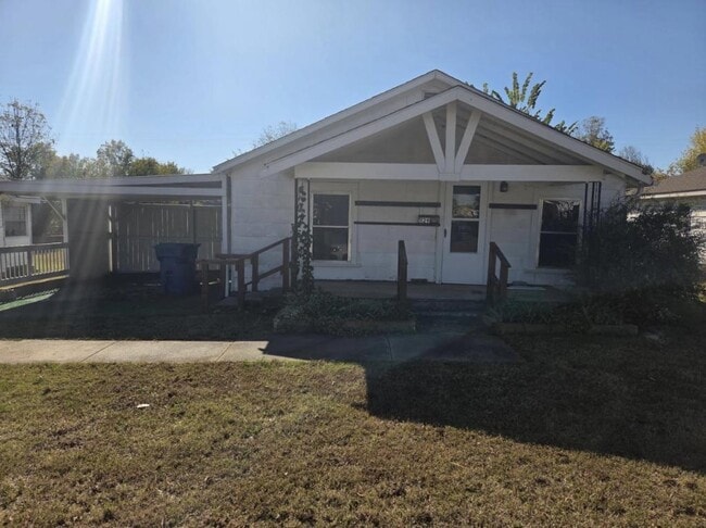 property at 1129 E Maple St