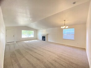 12733 SE 23rd Avenue in Milwaukie, OR - Foto de edificio - Building Photo