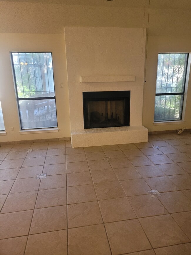 17915 Summer Knoll Dr in San Antonio, TX - Foto de edificio - Building Photo