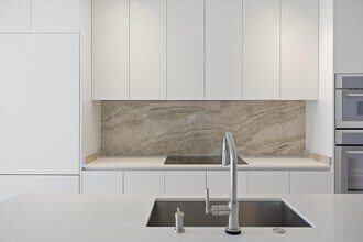 700 NE 24th St, Unit # 2405 in Miami, FL - Foto de edificio - Building Photo