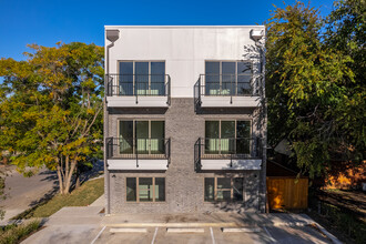 The Flats at Medical District in Dallas, TX - Building Photo - Building Photo