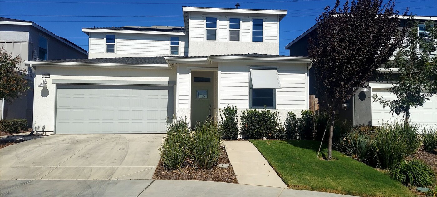 2447 Explorador Dr in Merced, CA - Building Photo