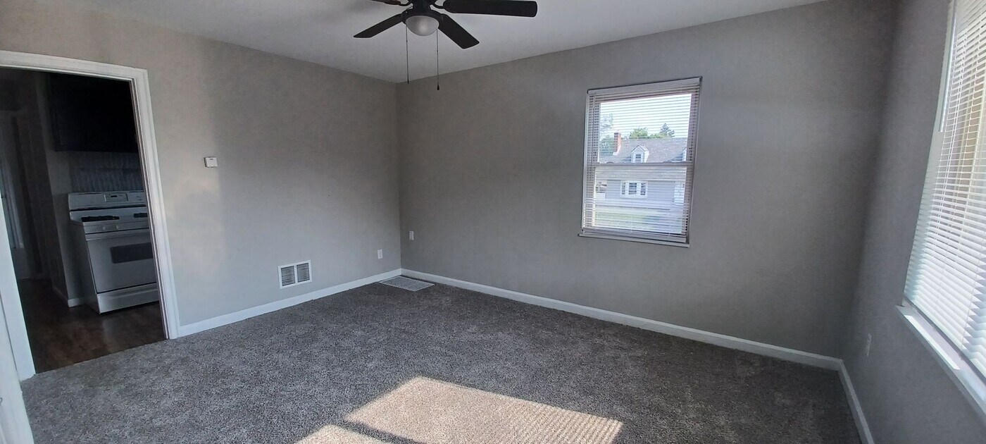237 E Xenia Dr in Fairborn, OH - Building Photo