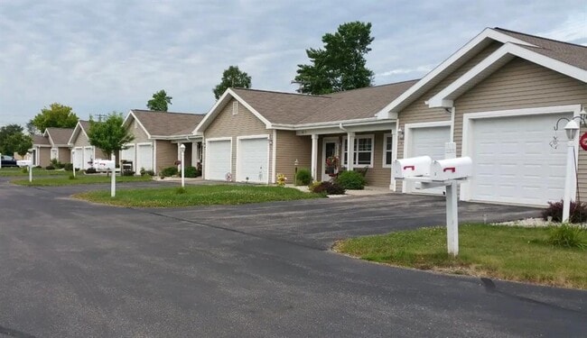 334 Wallace St in Combined Locks, WI - Foto de edificio - Building Photo