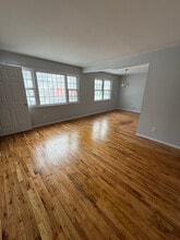 916 Walnut St, Unit 1 in Roselle, NJ - Foto de edificio - Building Photo