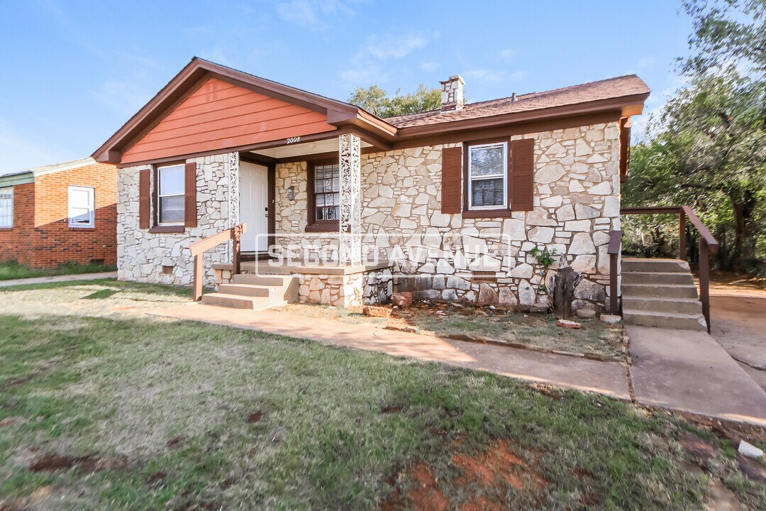 2008 NE 30th St in Oklahoma City, OK - Foto de edificio