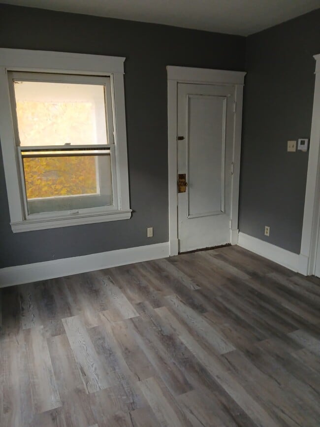 713 E 156th St, Unit 2 in Cleveland, OH - Foto de edificio - Building Photo