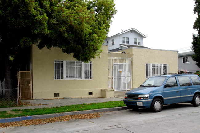 1102 E 17th St in Long Beach, CA - Building Photo - Building Photo