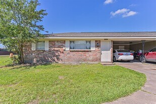 610 County Rd 157 in Alvin, TX - Building Photo