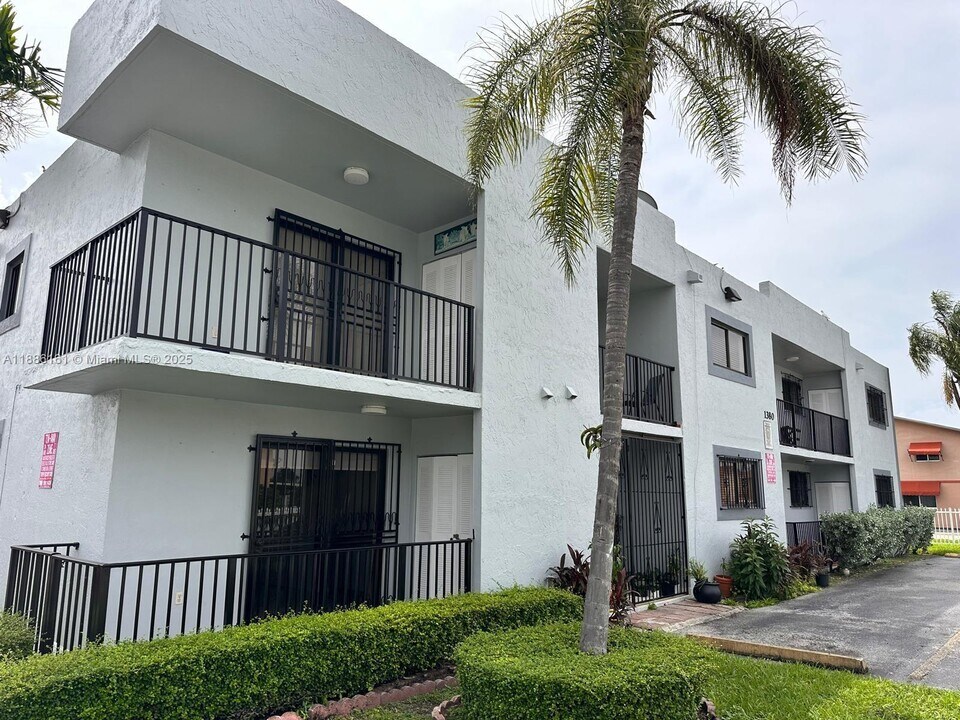 1380 W 41st St in Hialeah, FL - Building Photo