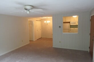 4 Williamsburg Ct in Shrewsbury, MA - Building Photo - Building Photo