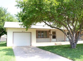 3104 Tulane Pl in Hutchinson, KS - Building Photo