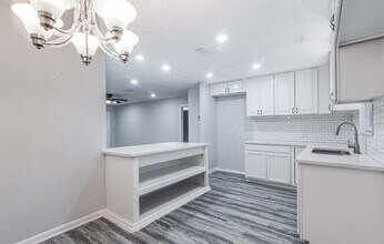 2821 1st Ave N in Texas City, TX - Building Photo - Building Photo