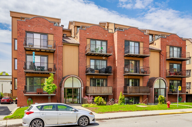 8 De La Poudrière Rue in Verdun, QC - Building Photo - Building Photo