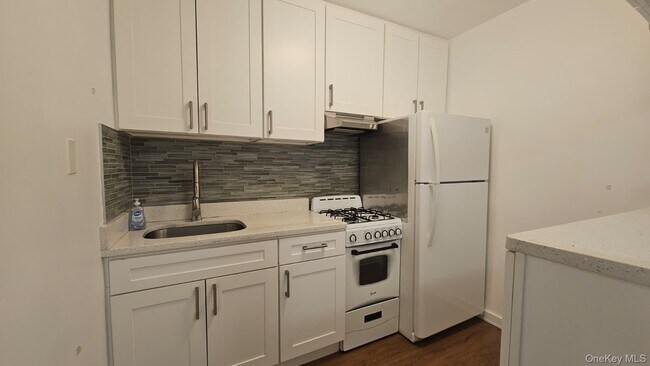 35-20 Leverich St in Queens, NY - Building Photo - Building Photo