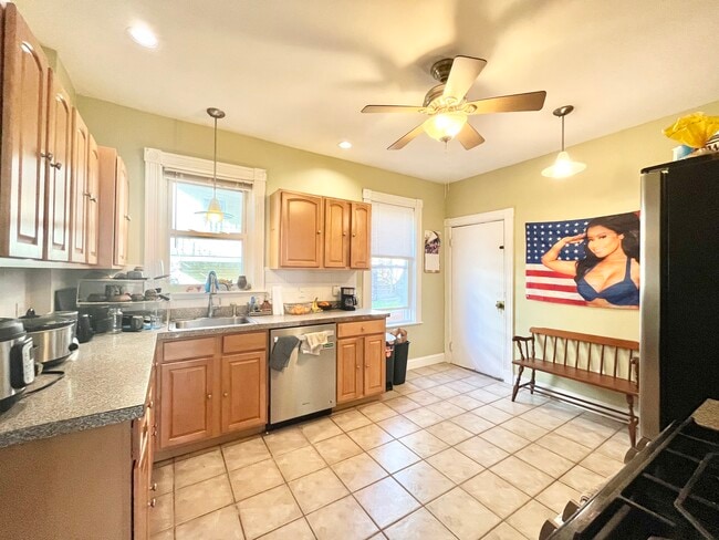 83 Wensley St, Unit 1 in Boston, MA - Foto de edificio - Building Photo