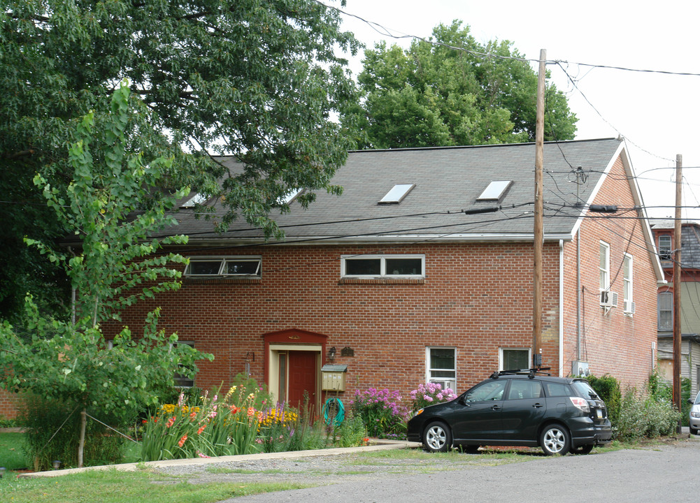 32 Center Pl in Williamsport, PA - Building Photo