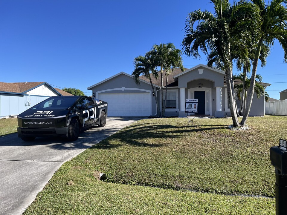 4397 SW Calah Cir in Port St. Lucie, FL - Foto de edificio