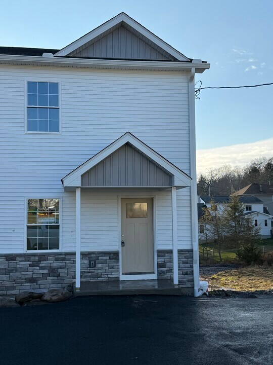 19 Jackson St in Dallas, PA - Building Photo