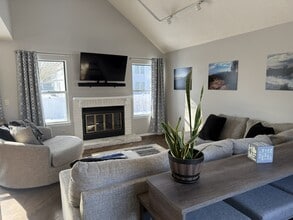 525 Lasalle Ln in Buffalo Grove, IL - Foto de edificio - Building Photo