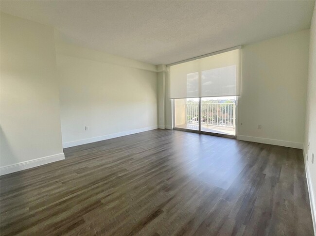 7707 NW 7th St, Unit 2-205 in Miami, FL - Foto de edificio - Building Photo