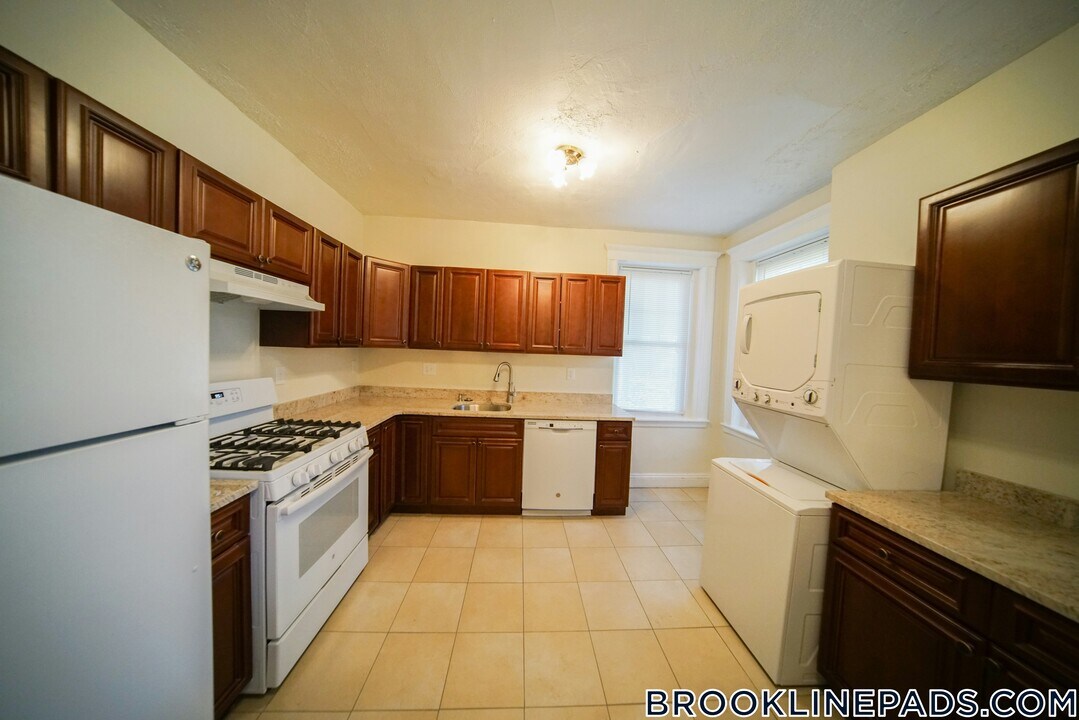 726 Washington St in Brookline, MA - Building Photo
