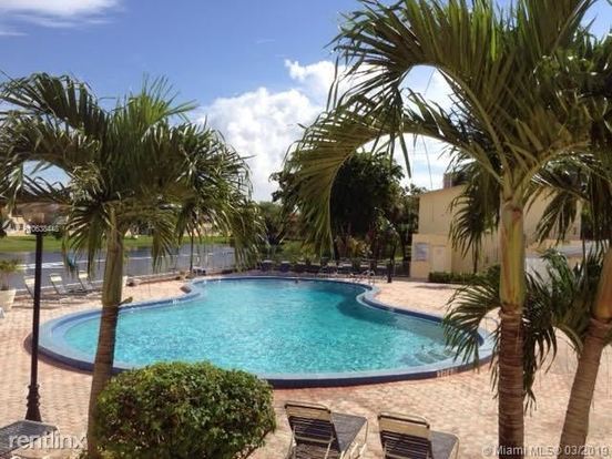 2800 NE 203rd St, Unit 22 in Miami, FL - Building Photo