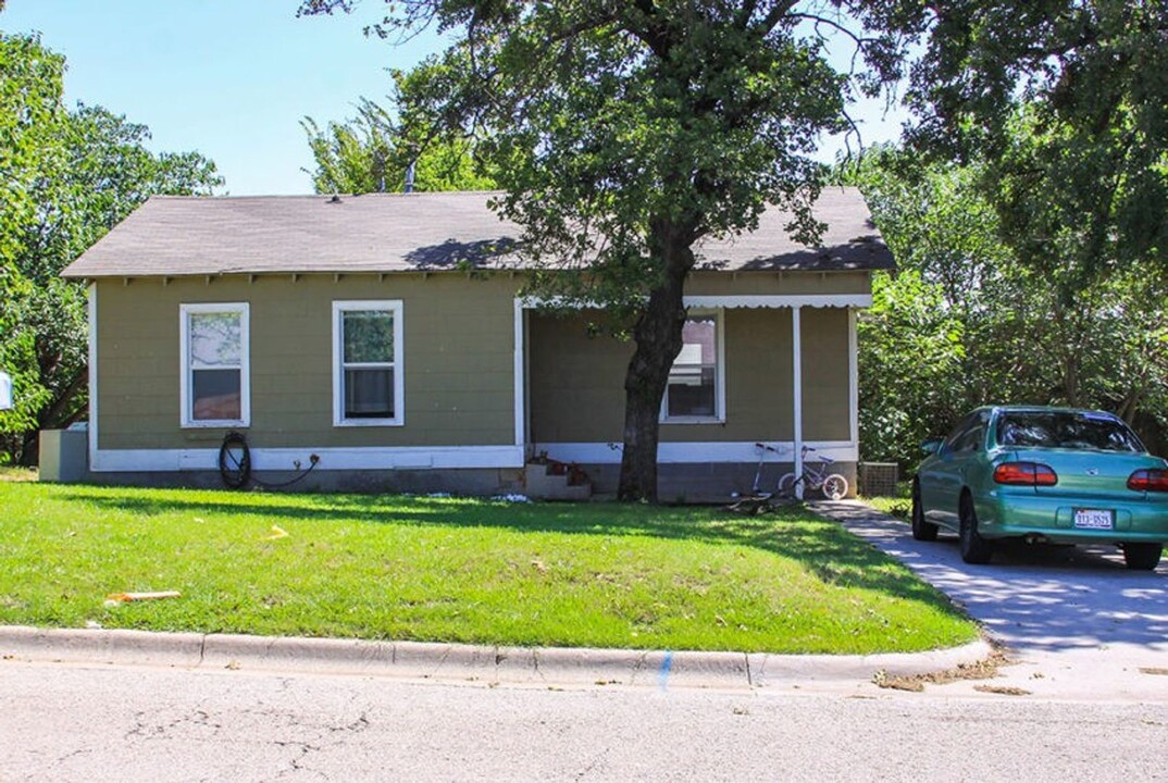 2115 Bernard St in Denton, TX - Foto de edificio