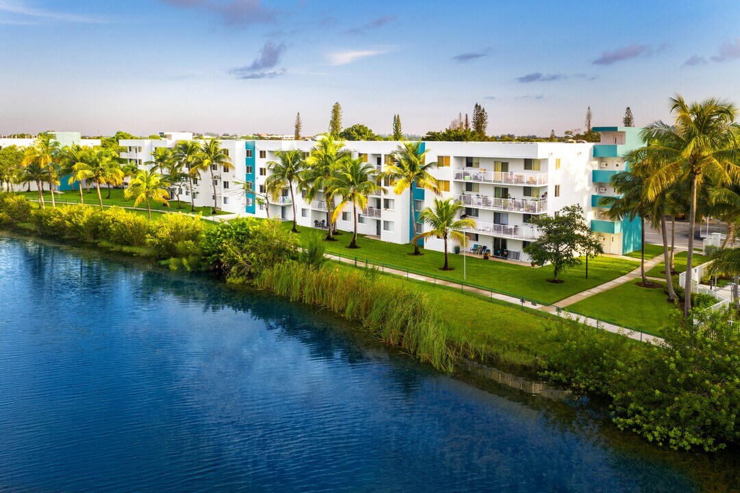 Aqua 2800 Apartment Homes in Oakland Park, FL - Foto de edificio