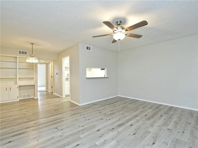2425 Ashdale Dr in Austin, TX - Building Photo - Building Photo