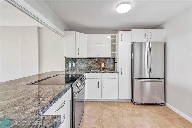 3199 S Ocean Dr in Hallandale Beach, FL - Building Photo - Building Photo