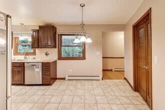 933 Garden Ln in Wheeling, IL - Building Photo - Building Photo