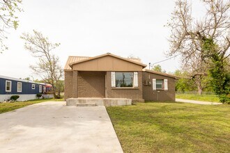 225 E Redwood St in Coweta, OK - Building Photo - Building Photo