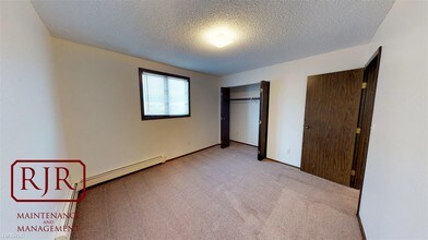 315 Eastdale Dr in Bismarck, ND - Building Photo - Building Photo