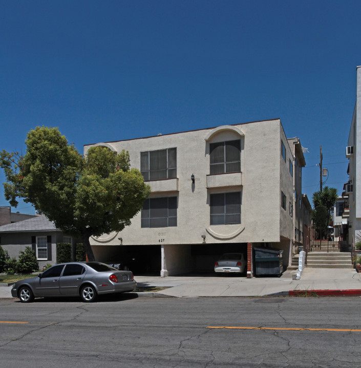 627 E Providencia Ave in Burbank, CA - Building Photo