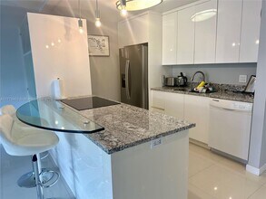 155 Ocean Ln Dr in Key Biscayne, FL - Building Photo - Building Photo