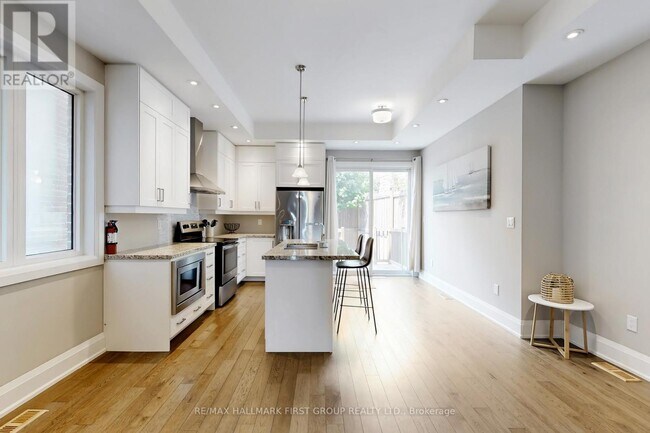 2 Helen Ave in Toronto, ON - Building Photo - Building Photo